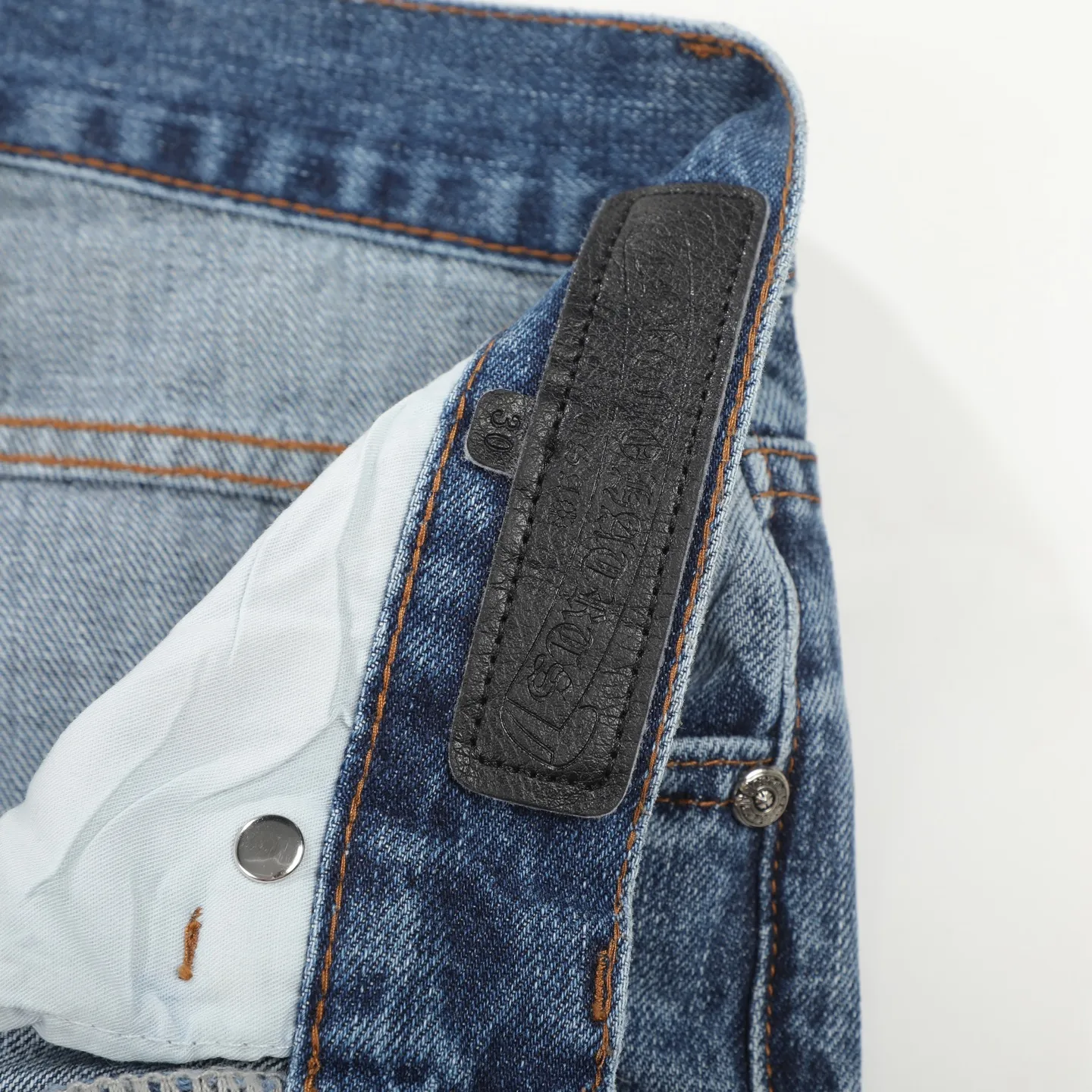 P280 Chromehearts washed blue ripped starry sky leather jeans adopt starry sky theme leather elements, mostly presented in the shape of a cross, with glitter on the leather surface. Unique design, simple and elegant details, exquisite workmanship, the entire trousers are neatly routed, and the details are in place! Ceiling-level jeans, a pair that is hard to find at the counter. About Zangyin, this is an extremely luxurious fashion brand that can also be called the aristocrat of the high street. It has always been an exclusive brand for some hipsters or the rich second generation. It is more luxurious and noble than ordinary high streets. It is more fashionable and individual than luxury brands. Top heavy industry fashion design has always been created in high street luxury style. Speaking of this style, Zangyin family and GU family are definitely the leading representative brands, especially the Zangyin family's creation of high street style. It has really achieved a state-of-the-art effect. The color system of this model is made of unique washed materials. It is already quite eye-catching. It is decorated with pink patchwork cross flowers, which cleverly highlights the charm of the brand. Secondly, this model adopts a classic high-waist cutting design, which highlights the long legs and fashionable temperament of the upper body. The brand is highly recognizable and the slim-fitting configuration is more suitable for daily wear. Personality, fashion, and specification interpretation are all at a glance. Needless to say, materials and craftsmanship. As an excellent craftsman brand, Zangyin’s requirements for details and craftsmanship are really perfect. The washed color of this model has gone through a lot of processes, not to mention the embellishment of the denim appliqués. It is also purely hand-made and sewn. Just like what they believe in, only hand-made things have soul and have the meaning of wearing. A top-notch heavy-duty fashionable denim item. Recommended by both hands. Size: 28/30/32/34/36 Waist: 73/78/83/88/93 Knee: 52/53.5/55/56.5/58 Pants length: 100/102/104/106/108